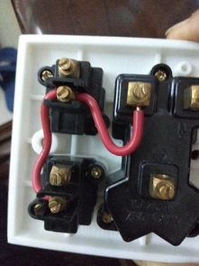 双开关控制双灯并连接五孔插座的接线方法（使用C45接线柱）